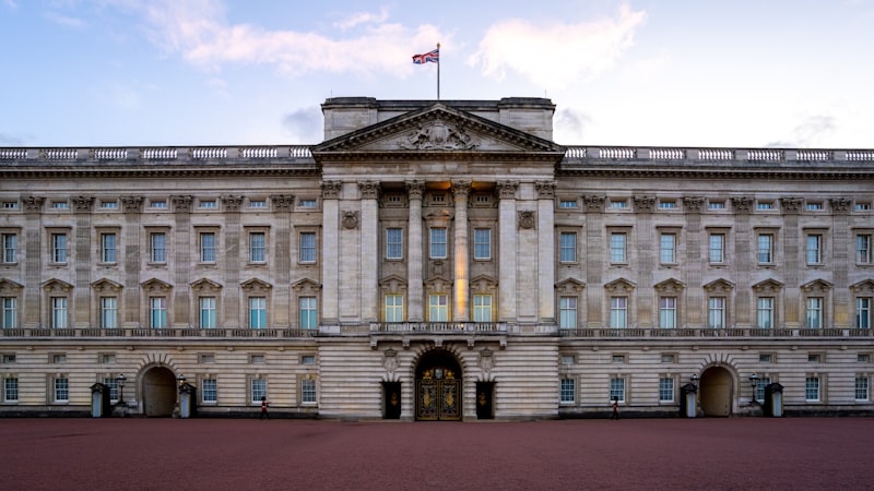 Buckingham Palace, British royalty, courtroom, London landmarks, royal crown