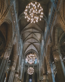 A stunning view of the interior of the Toledo Cathedral.