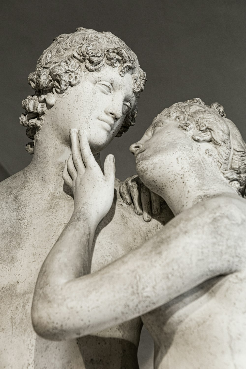 statue of a couple