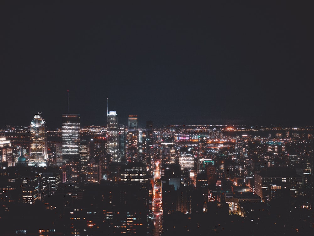 Photographie aérienne d’immeubles de grande hauteur de la ville la nuit
