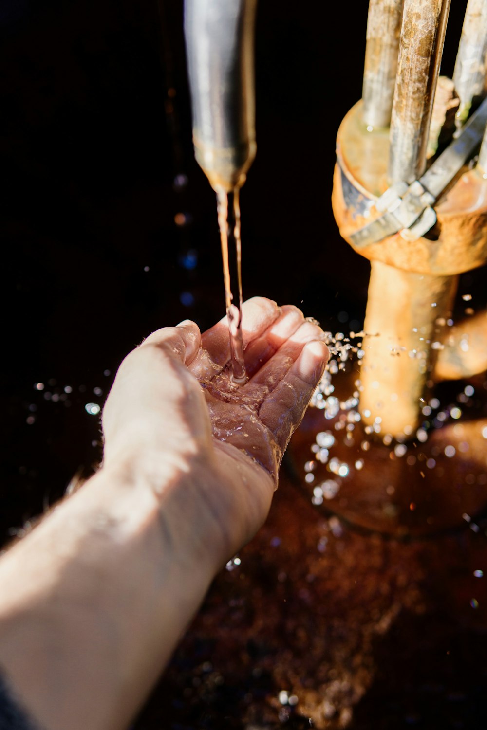 Wassertropfen auf die linke Handfläche der Person