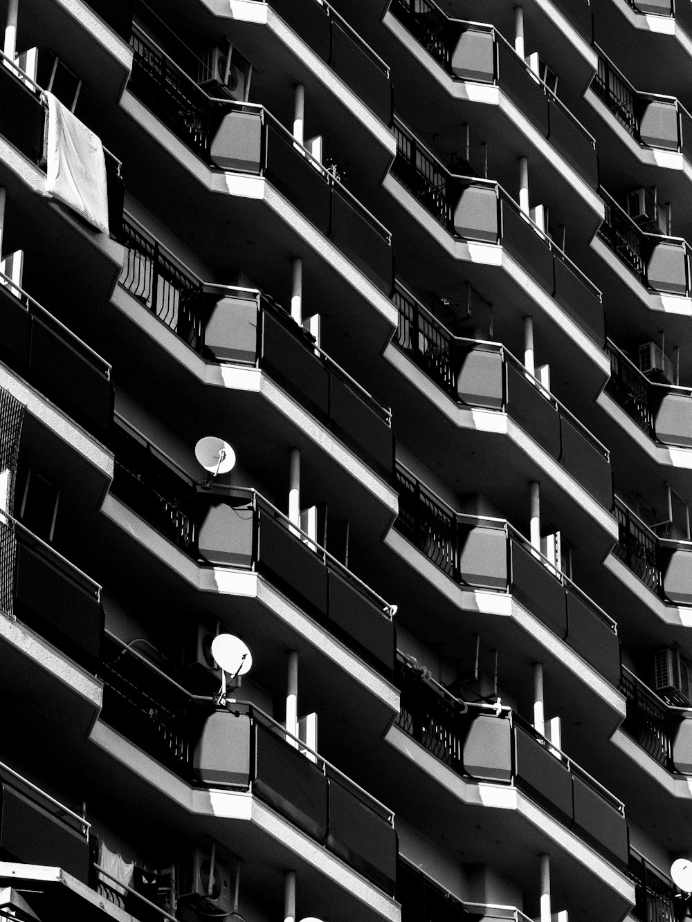 Photographie en niveaux de gris d’un bâtiment