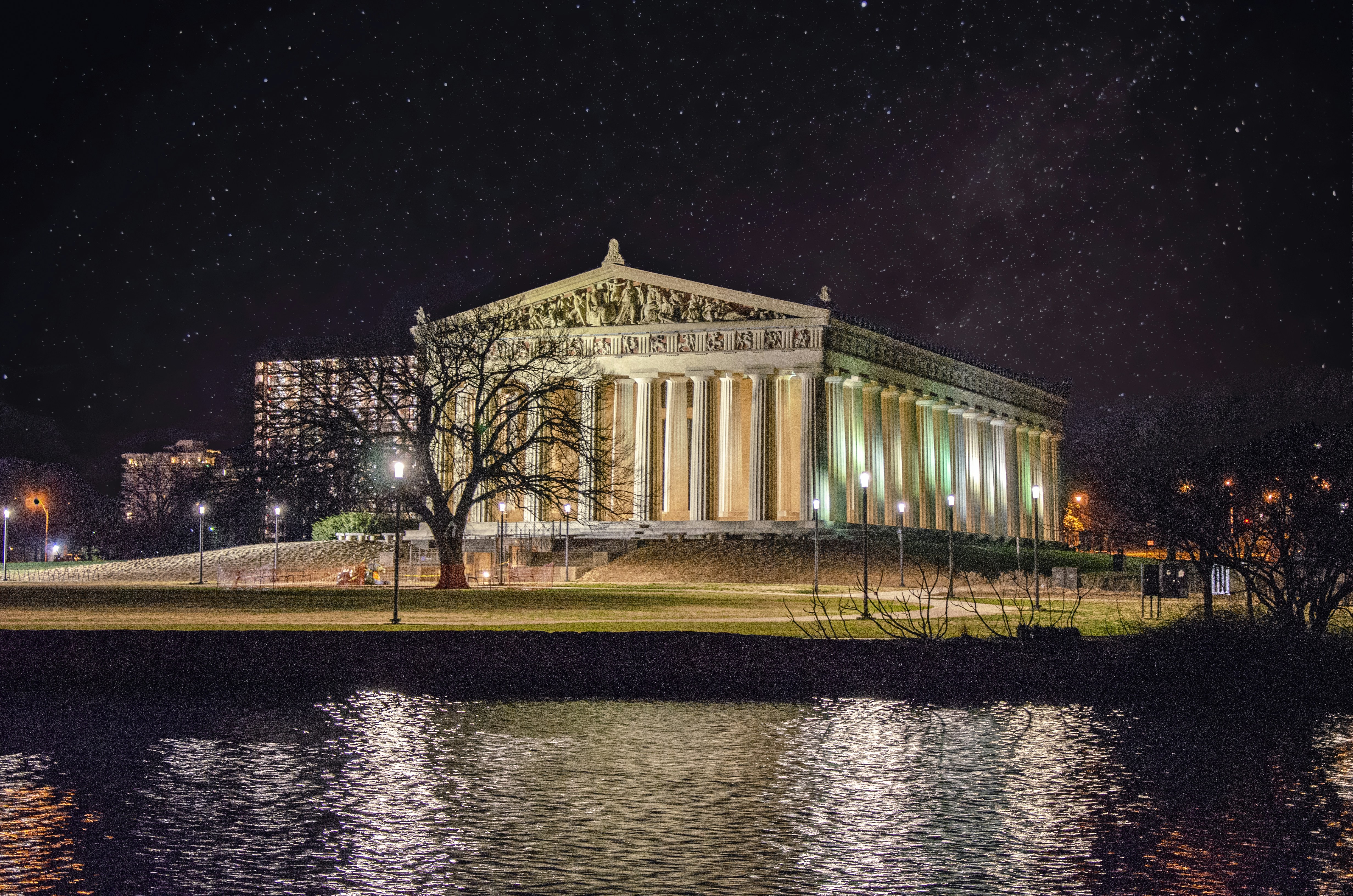 en la foto lejana de un edificio de gran altura