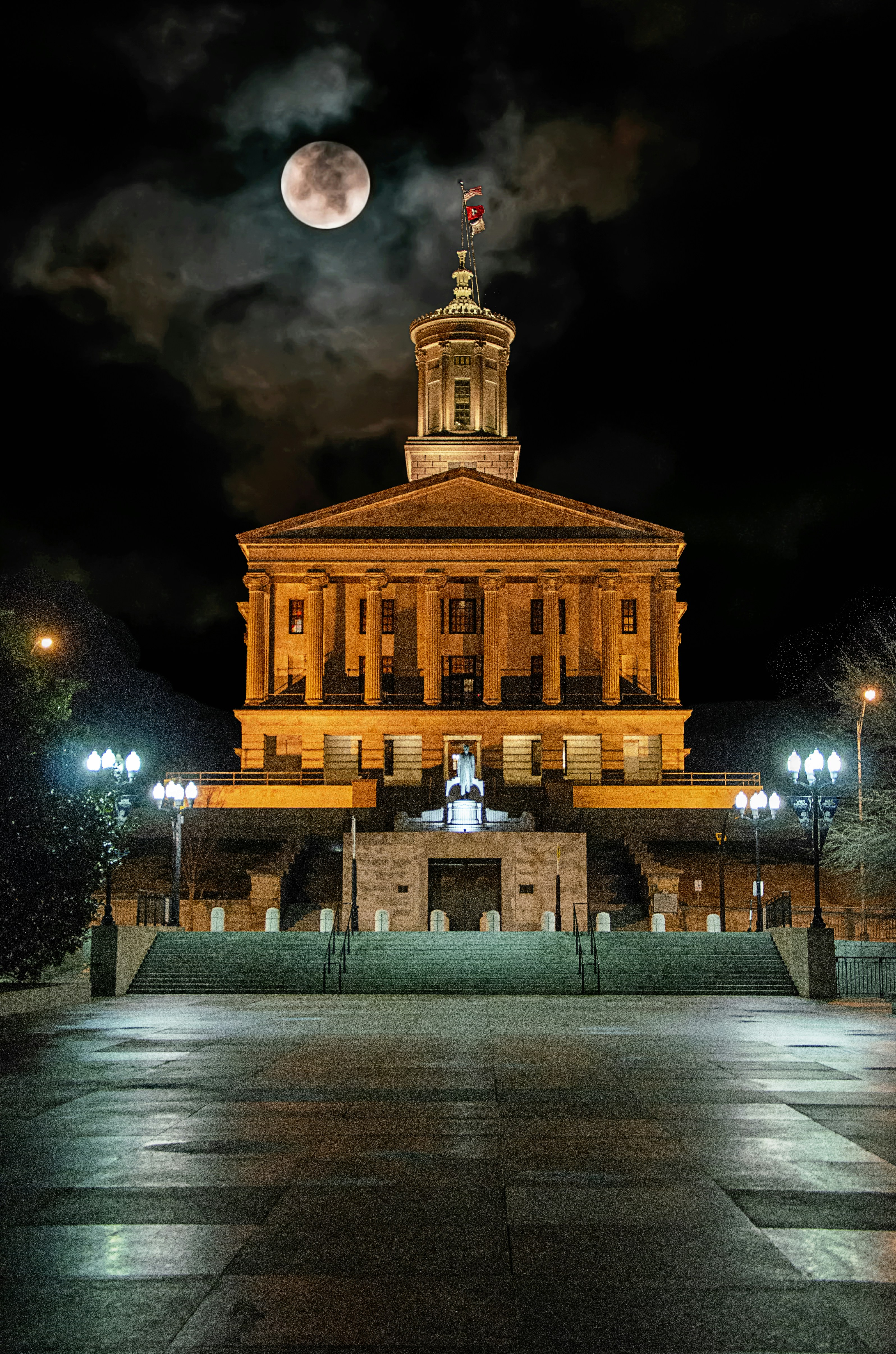 Foto del edificio y luna llena blanca