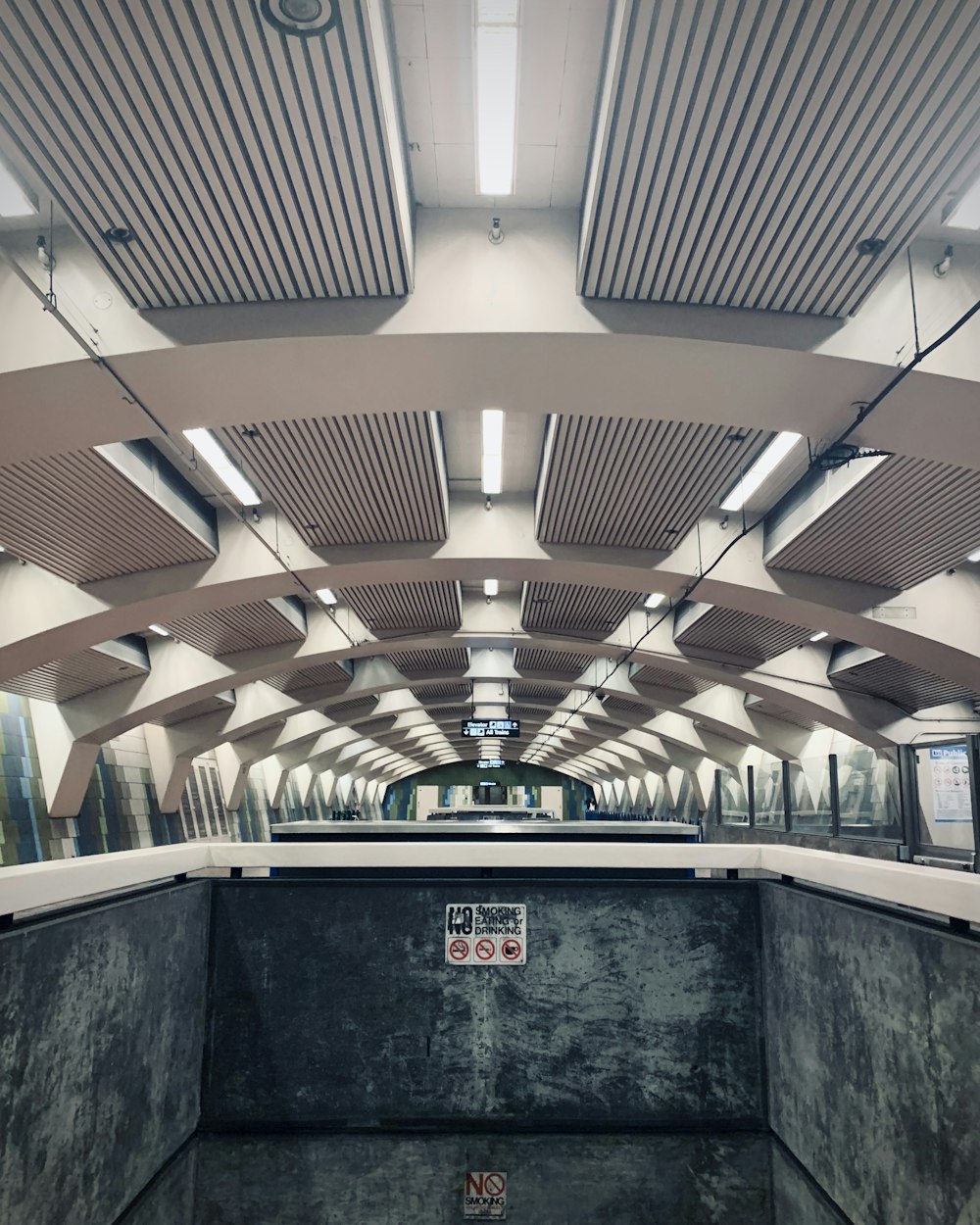 tunnel gris et blanc