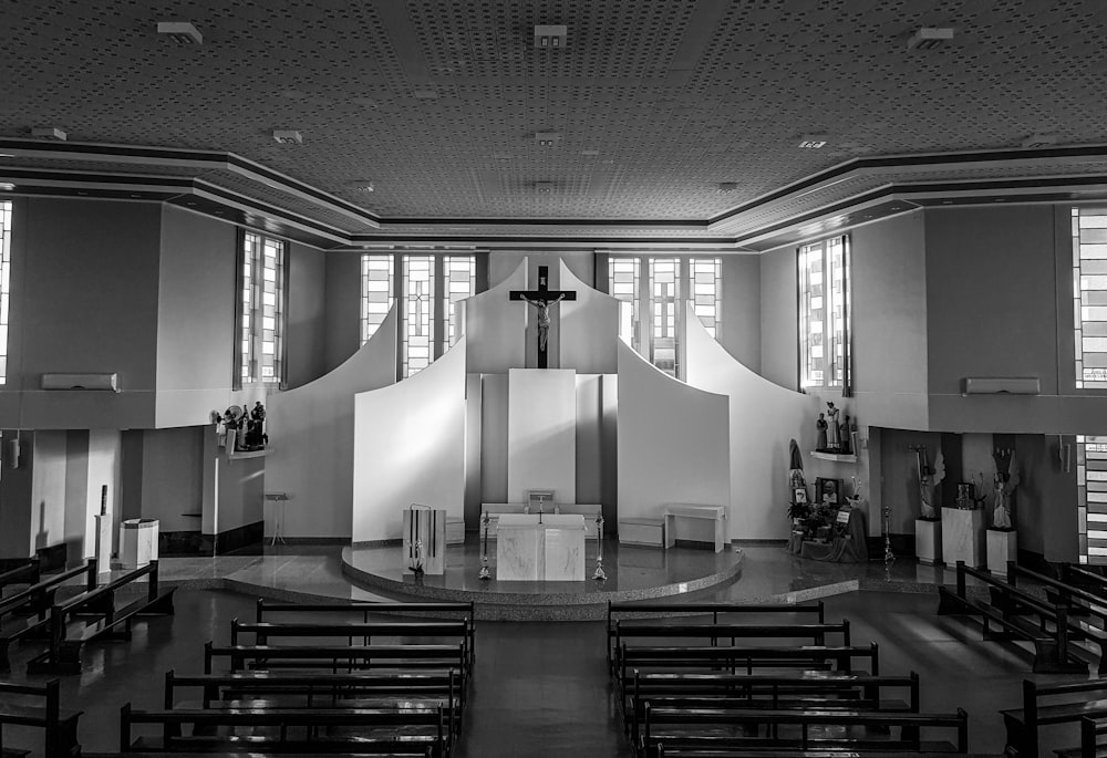 Foto en escala de grises del interior de la catedral