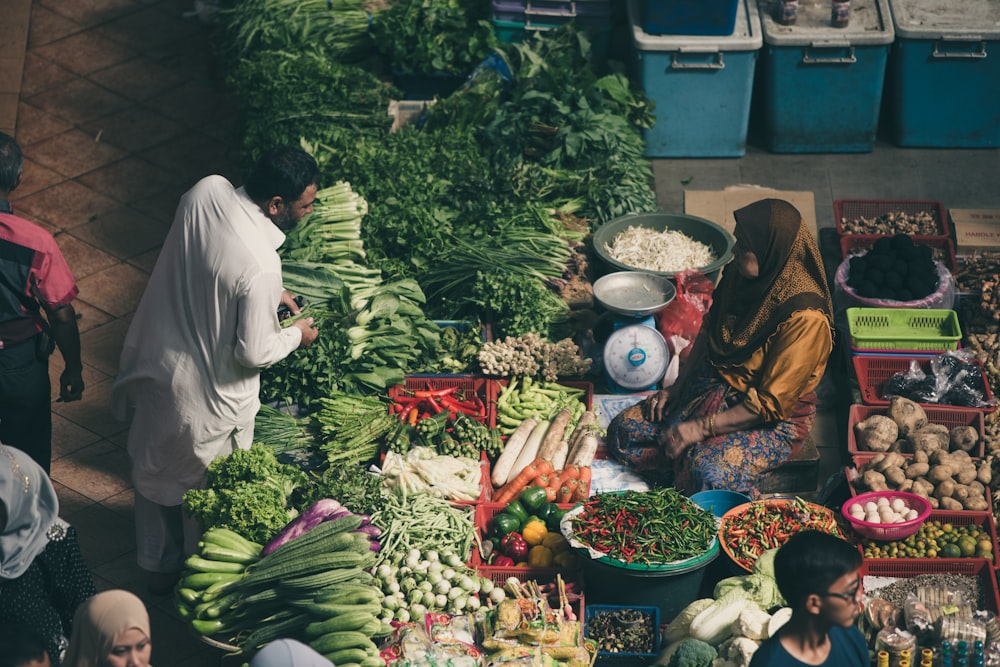 野菜を売る女性