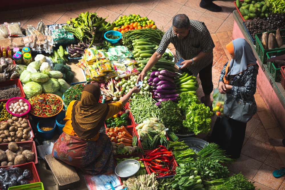 personne debout près des légumes