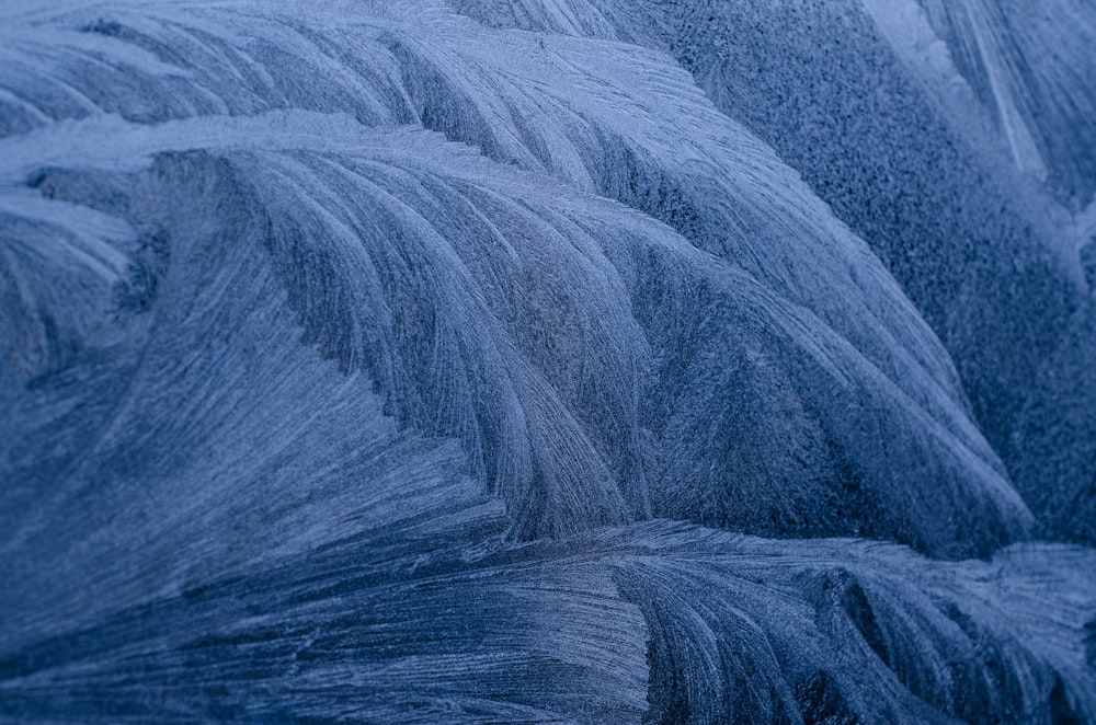 Un primo piano di cristalli di ghiaccio su una roccia