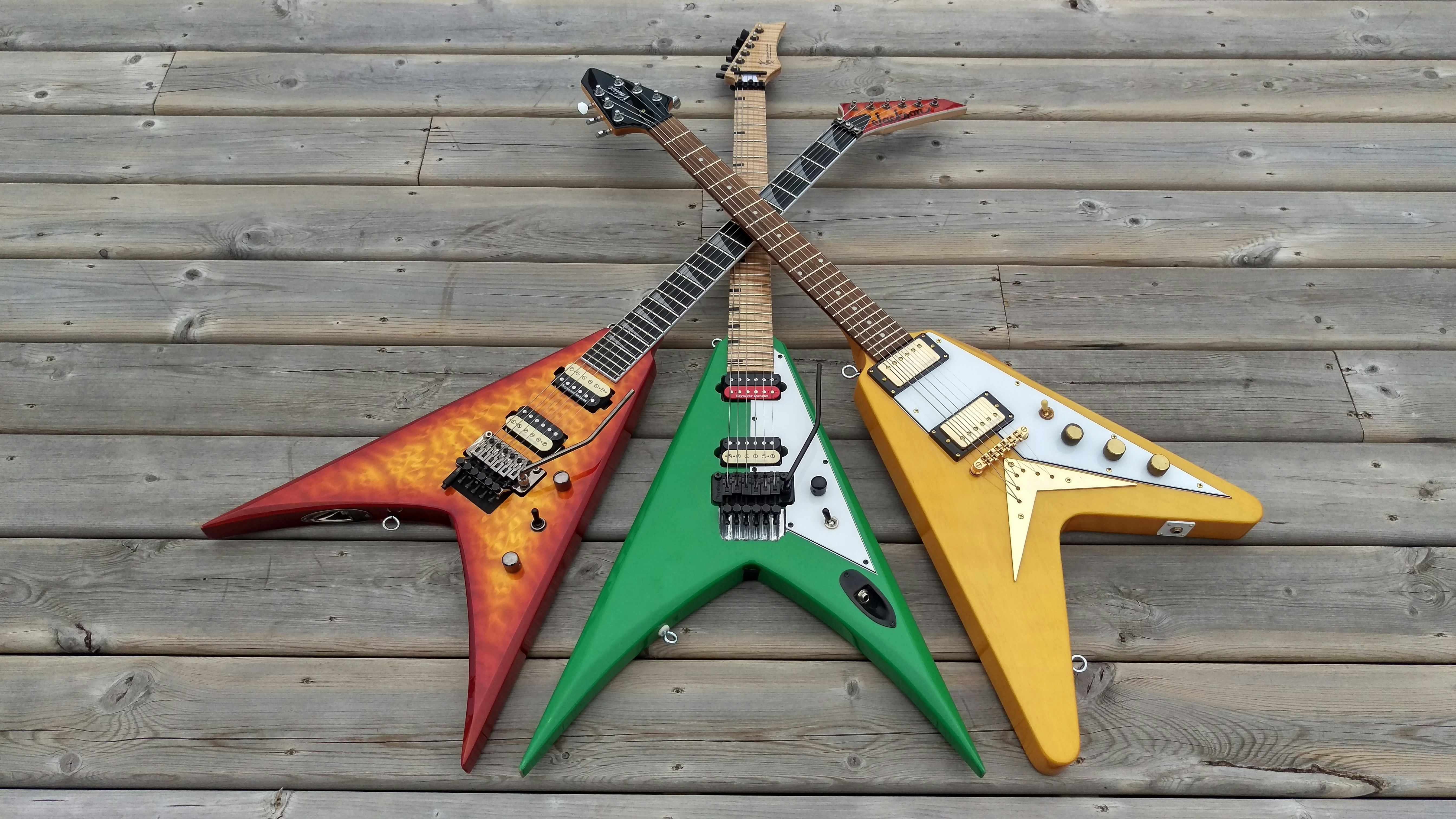 Czy SEO to tylko pozycjonowanie w Google? Jakie inne usługi SEO pomogą mi zaistnieć w Internecie? - three assorted-color flying V electric guitars