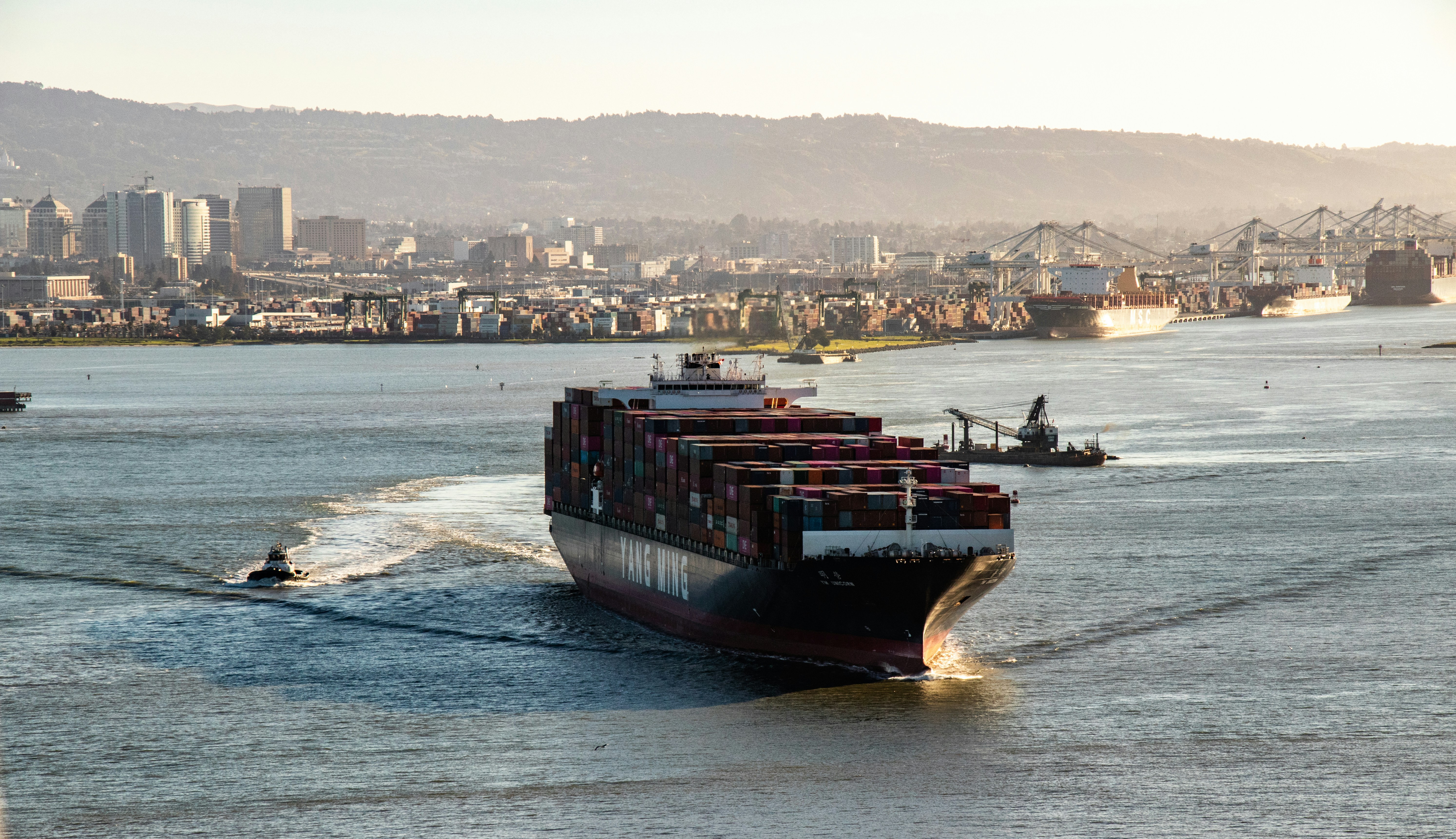 海上貨物船の写真 Unsplashで見つけるグレーの無料写真