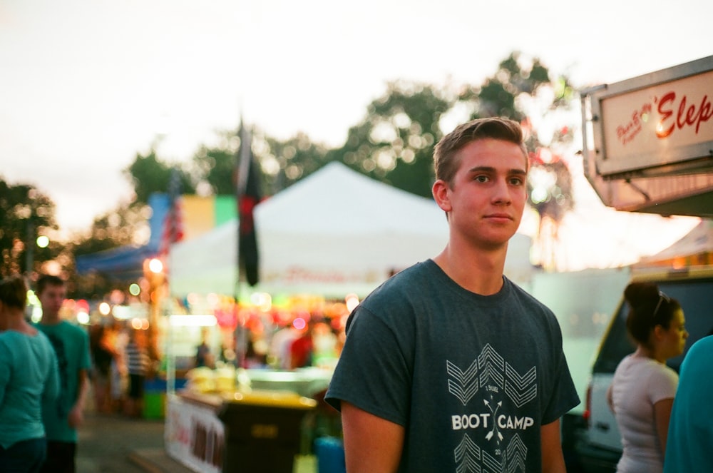 man wearing black shirt