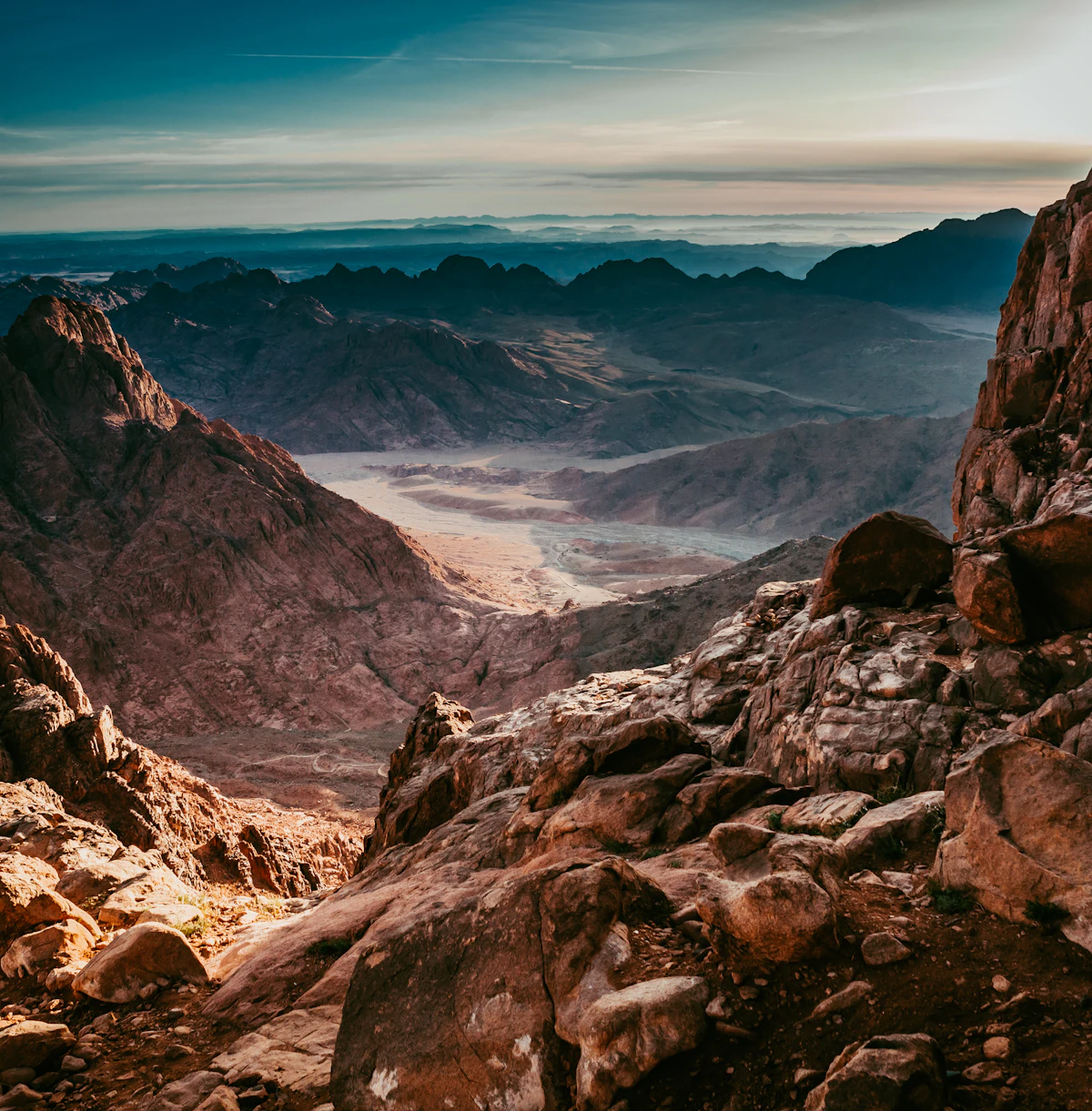 Weite Wüstenstraße zwischen roten Felsen und Bergen im Südsinai
