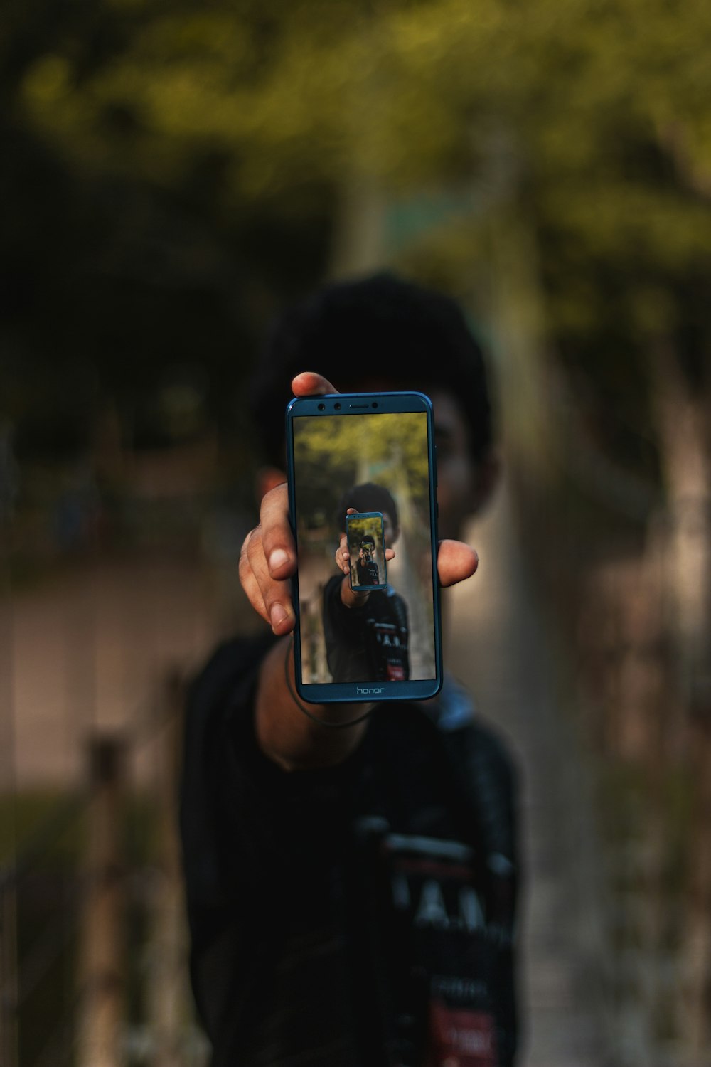 Hombre usando el teléfono mientras está de pie