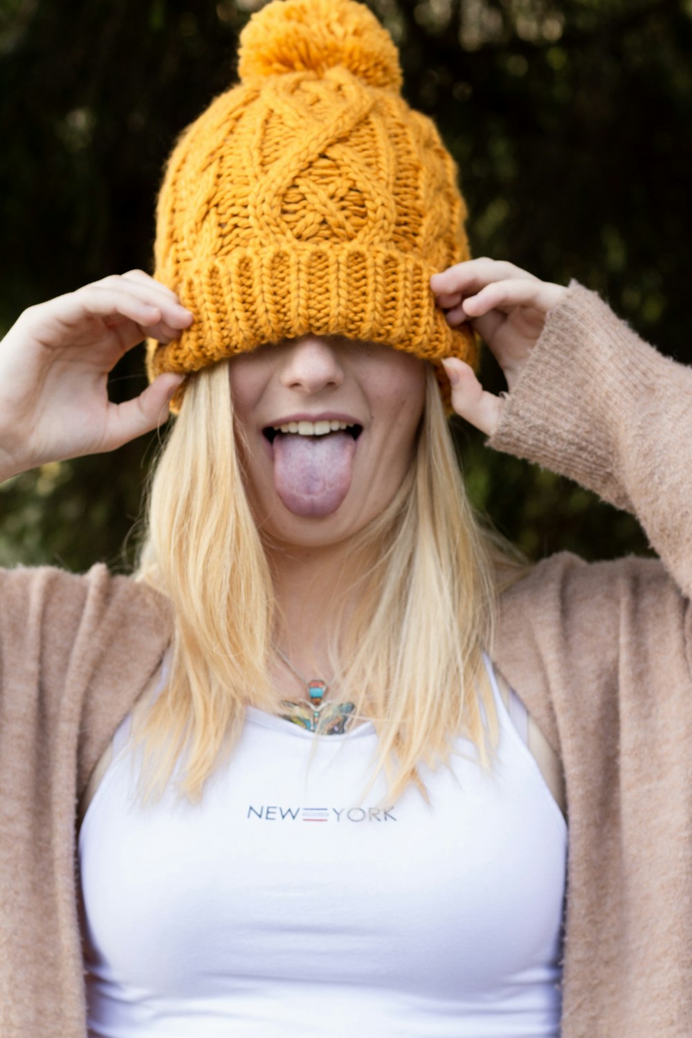 Femme en bonnet en tricot orange