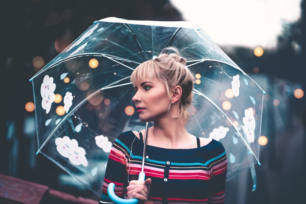 femme avec parapluie translucide