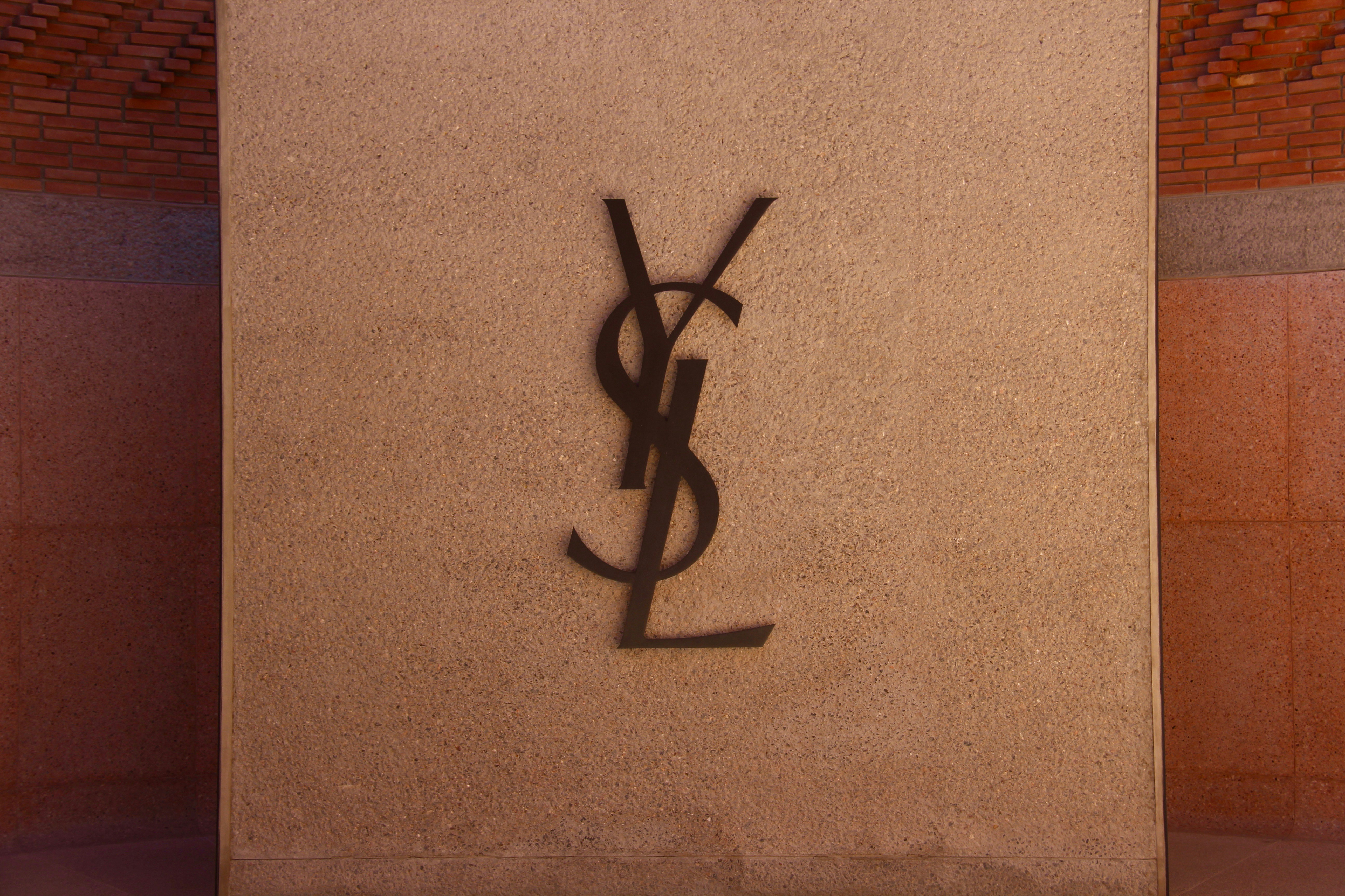 茶色のイヴ サンローランの箱の写真 Unsplashで見つける文章の無料写真