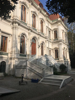 Elegant exterior shot of Aptos Interamericanos showcasing its neoclassical facade bathed in warm afternoon light.