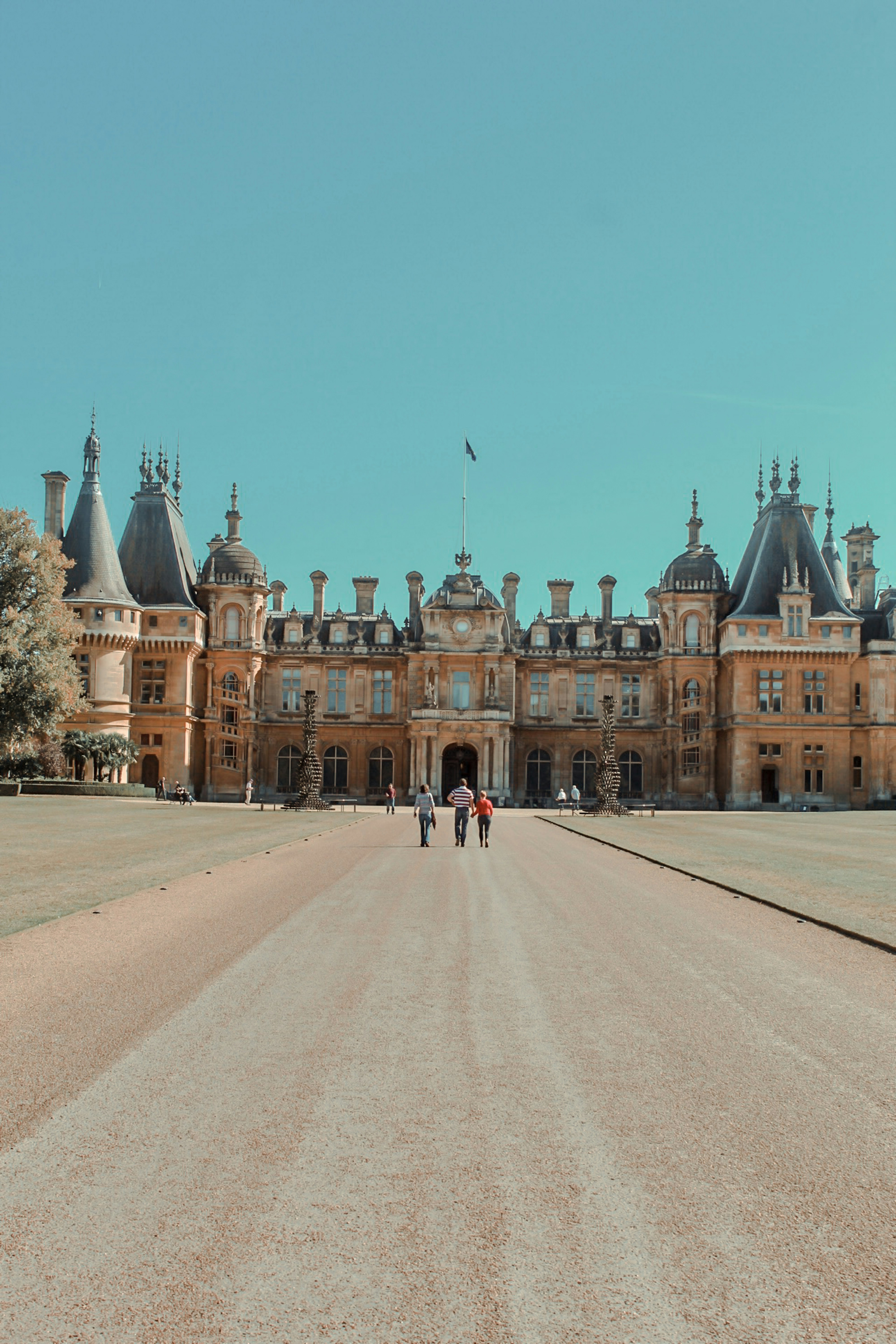 Beigefarbenes und graues Schloss