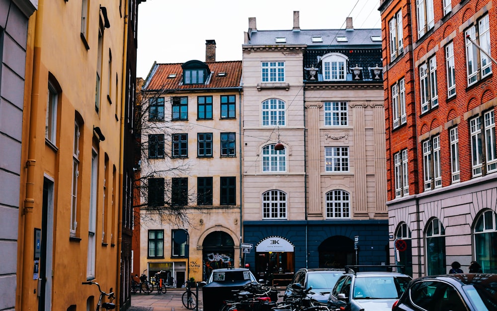 Braunes und blaues 5-stöckiges Haus