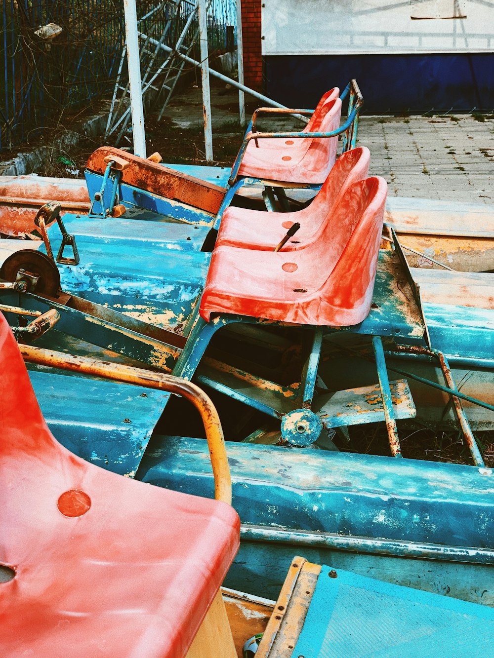a row of red and blue chairs sitting next to each other