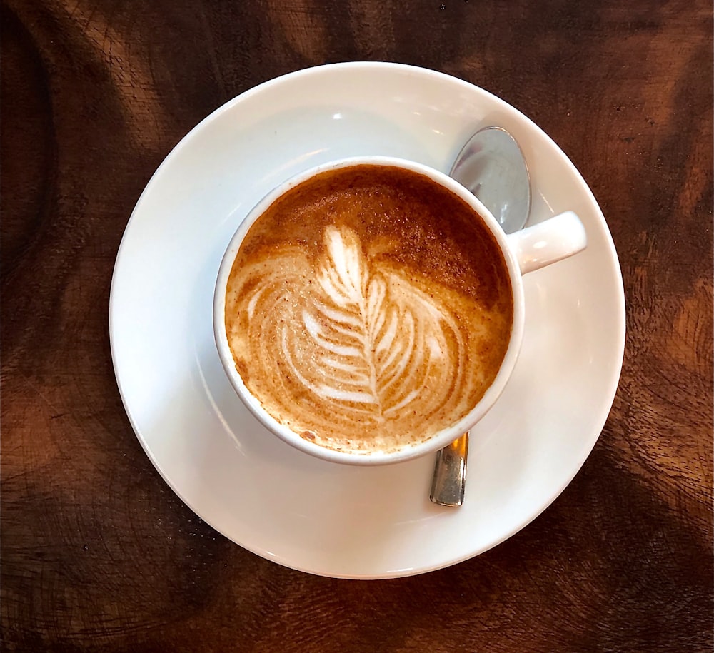 taza de té de cerámica blanca con café con leche