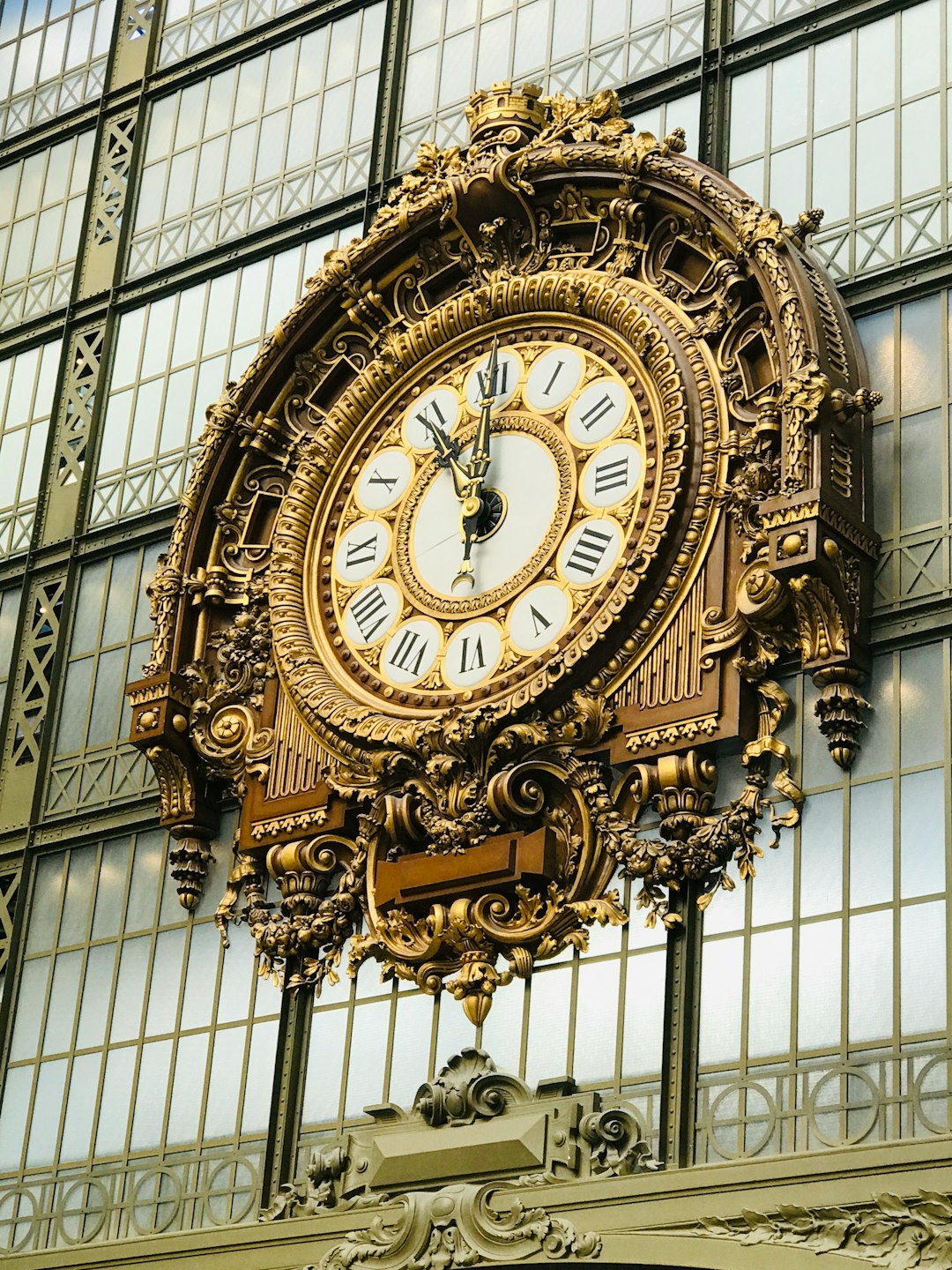 奧賽博物館大廳保留的舊車站大時鐘，圖片來源: Unsplash