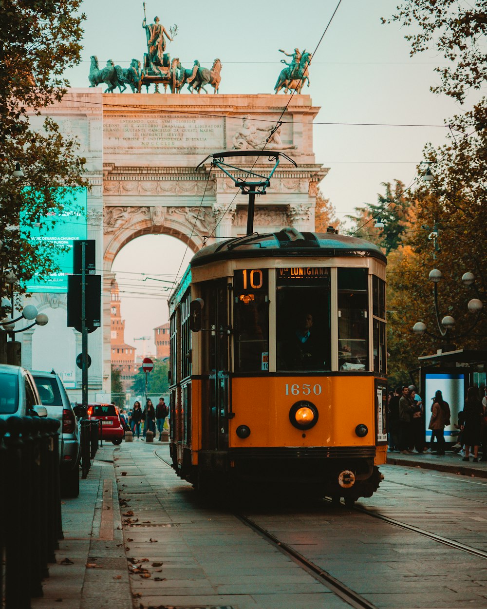 orangefarbene und schwarze Straßenbahn