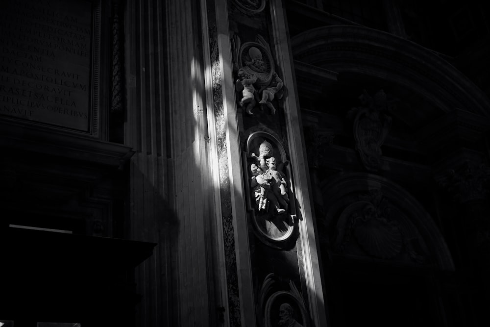 Una foto en blanco y negro de un reloj en una iglesia