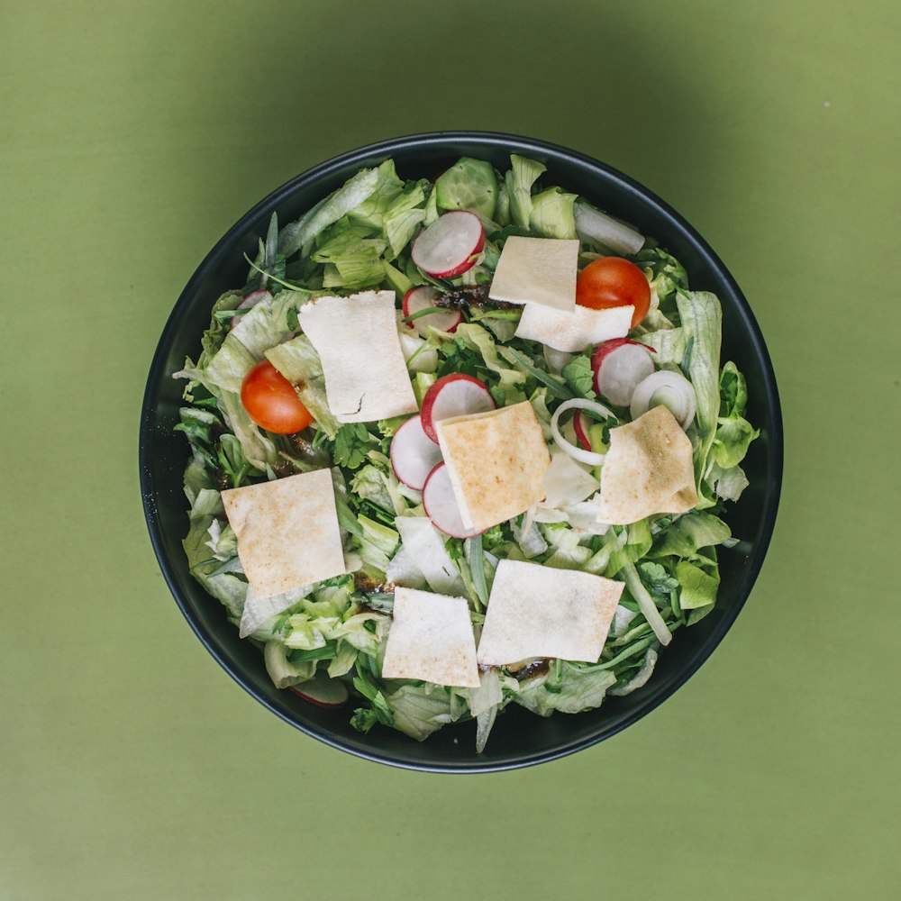 grüner Salat auf schwarzer Schüssel