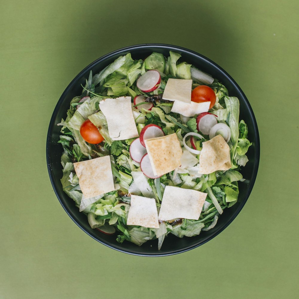 salada verde em uma tigela preta