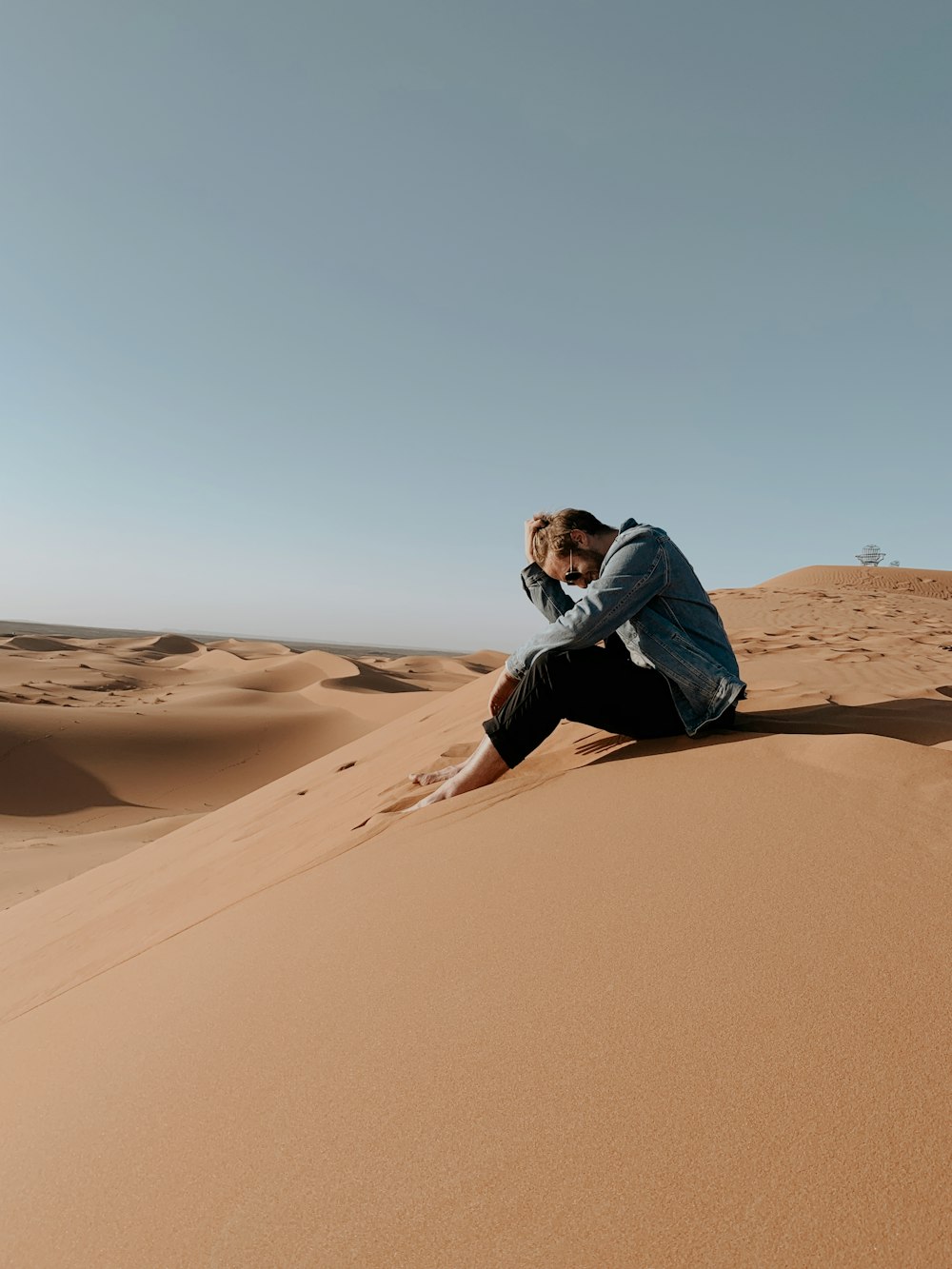 사막 모래 언덕에 있는 남자