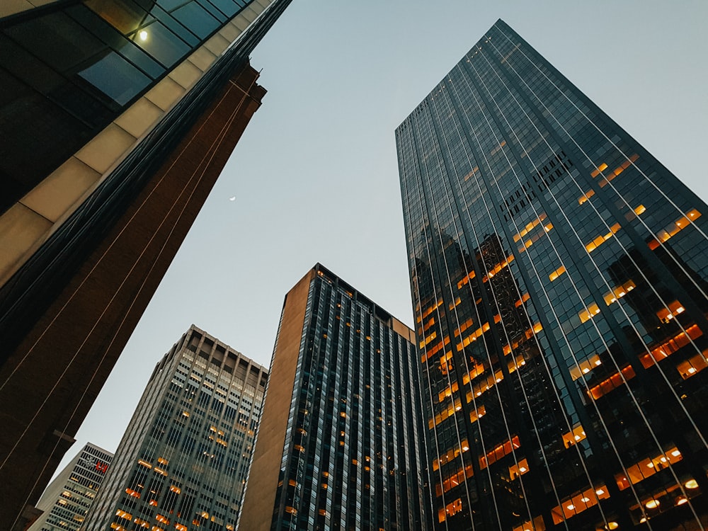 edifícios altos pretos e marrons