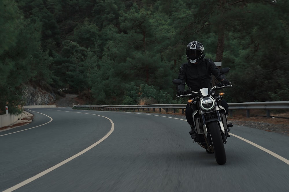 uomo in sella alla motocicletta sulla strada concreta