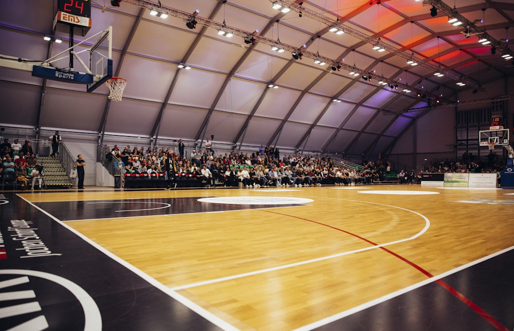 personnes à l’intérieur d’un gymnase de basket-ball