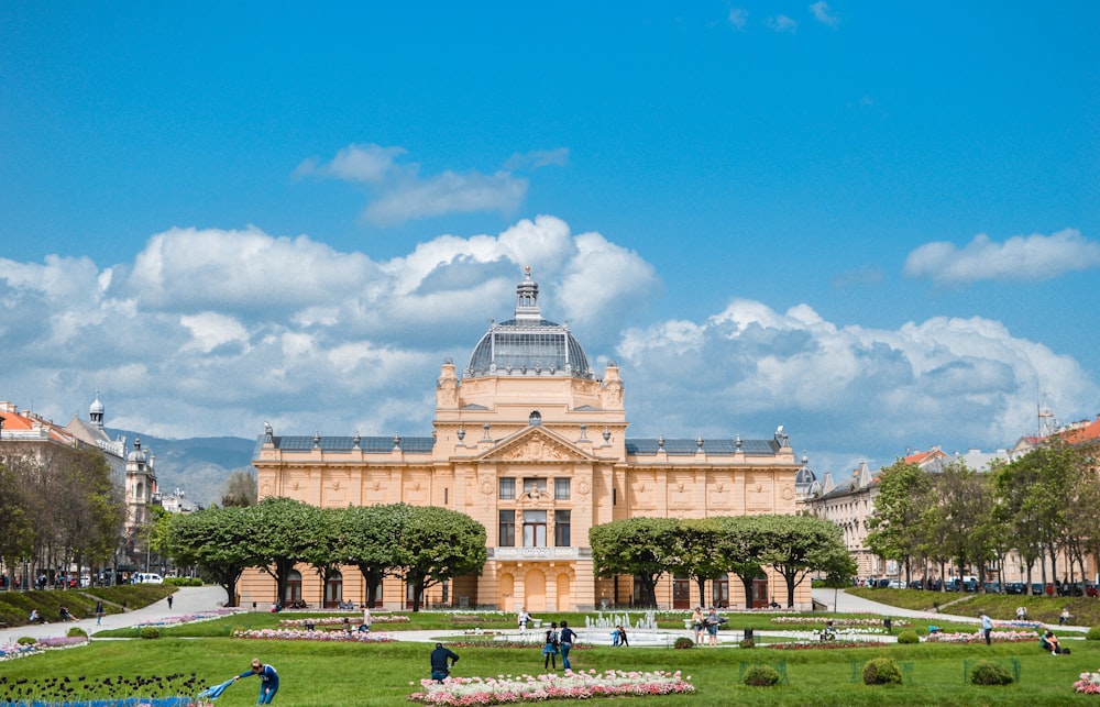 foto do edifício bege