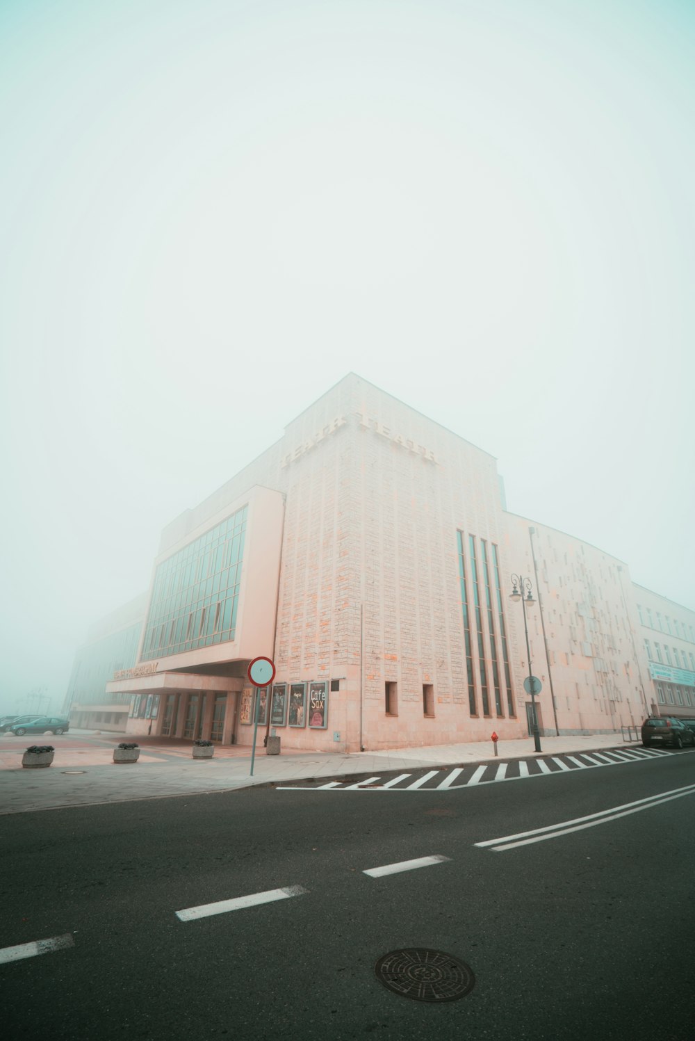 茶色の建物の建築写真