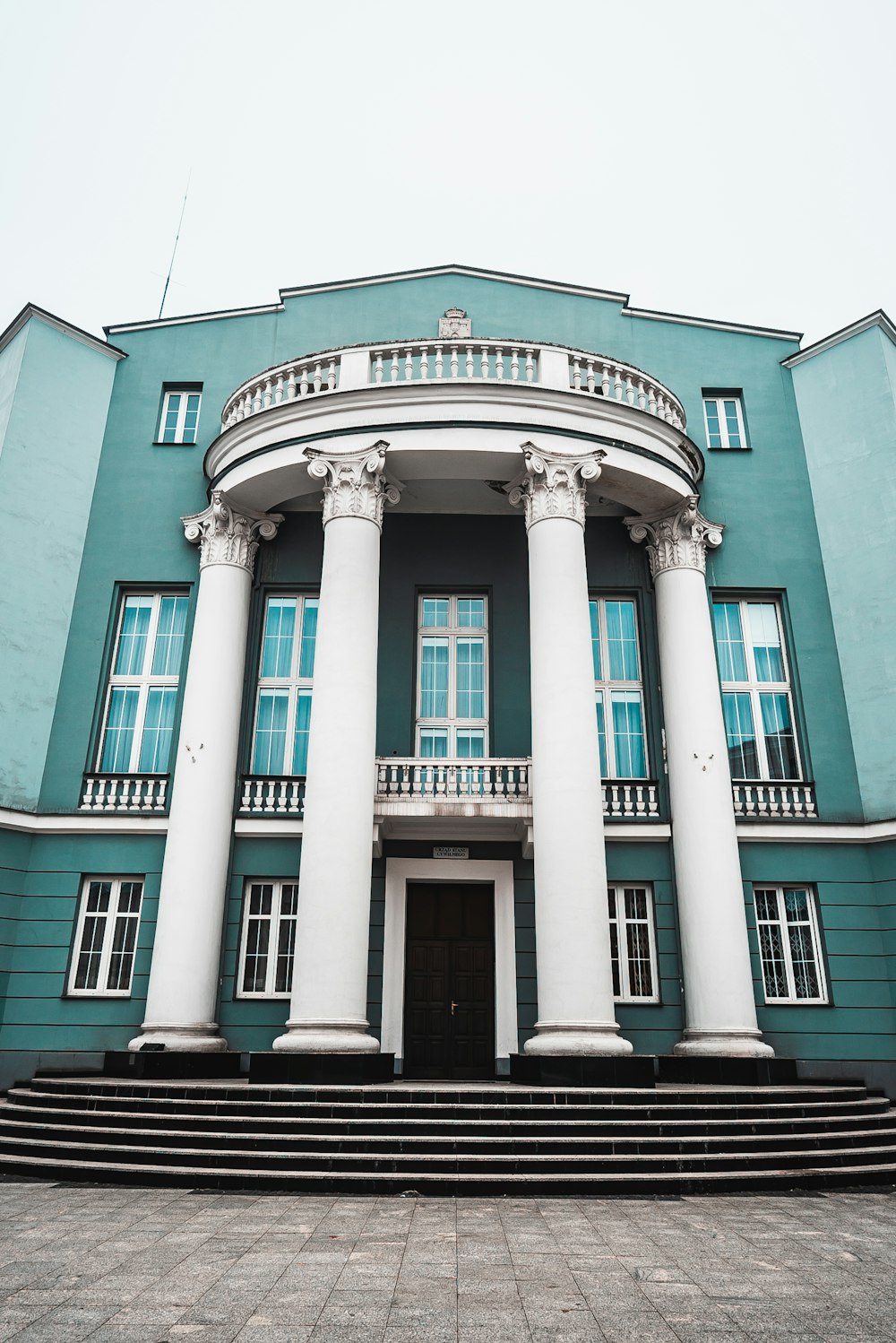 Edificio blanco y azul