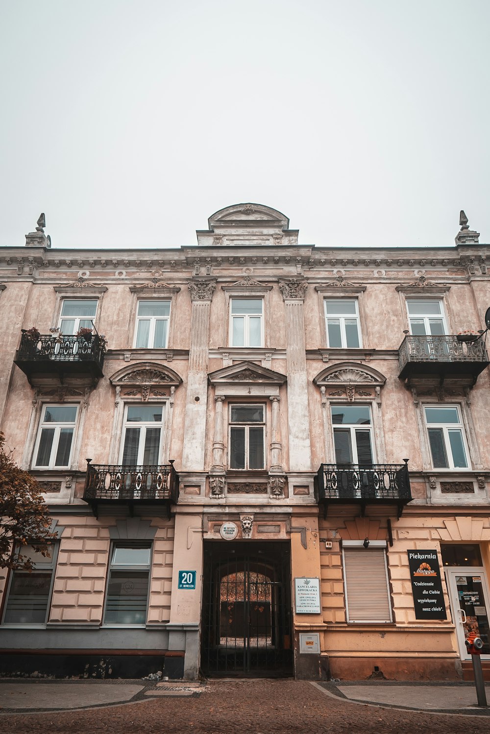 portão fechado do edifício de 3 andares