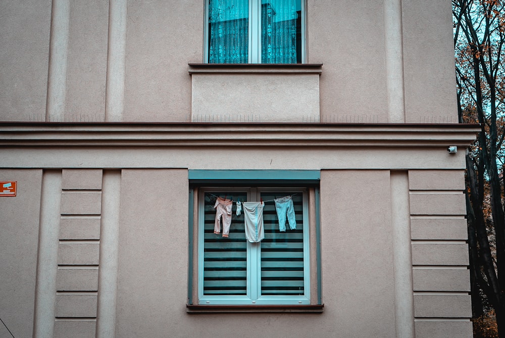 edificio in cemento bianco