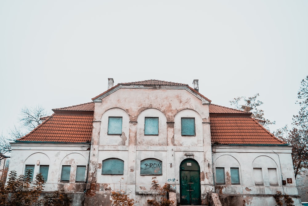 edificio in cemento bianco