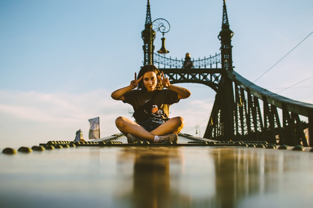 foto de foco seletivo da mulher que faz o sinal de paz