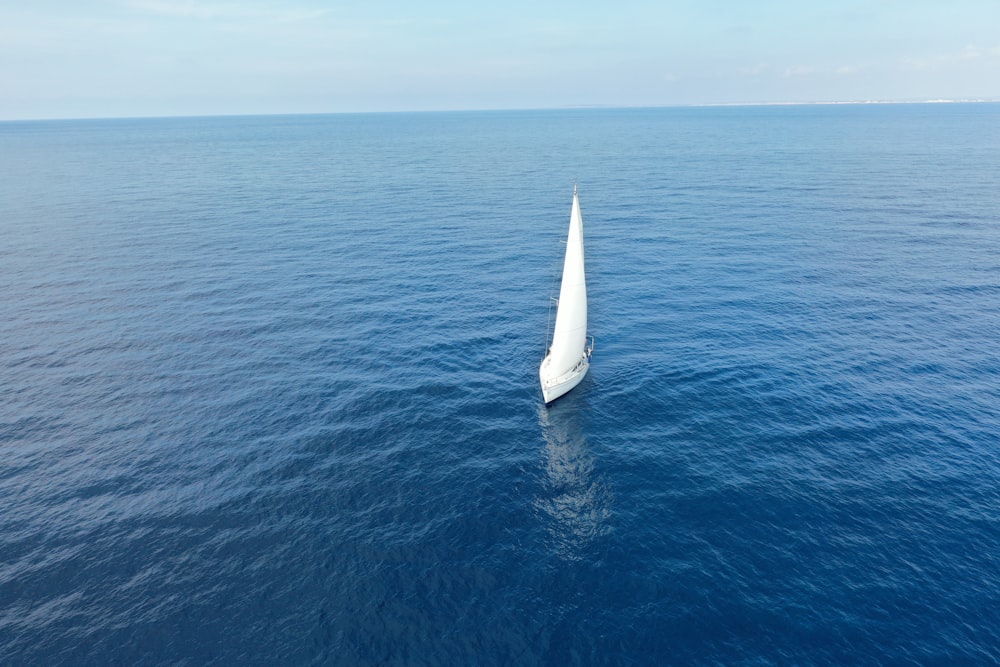 水域に浮かぶ白い帆船