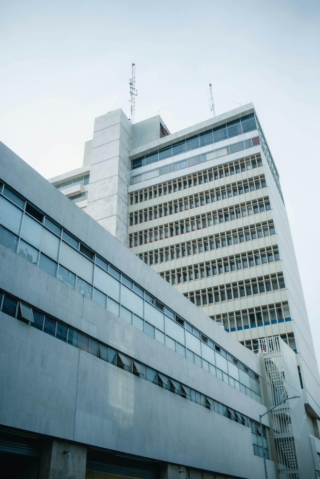 gray high-rise building