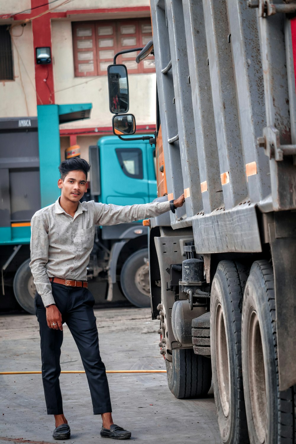 Foto Hombre camisa y pantalón negro – Imagen Gujarat gratis en Unsplash