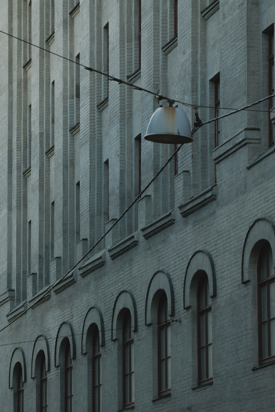 gray pendant lamp beside gray concrete building