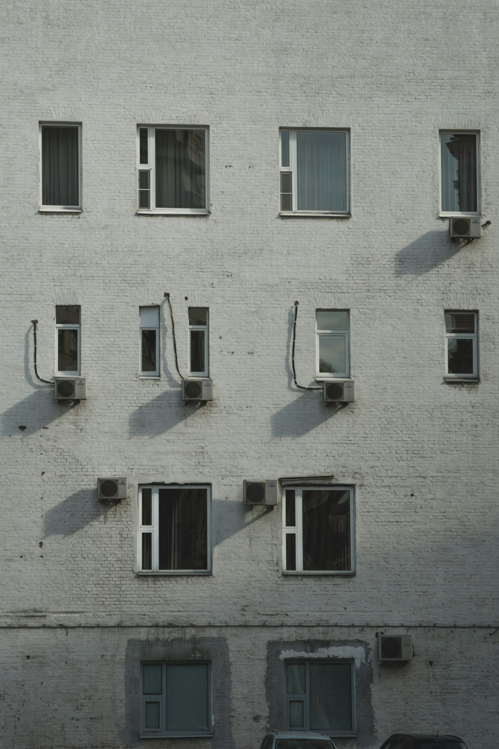 Edificio de hormigón blanco con ventana abierta