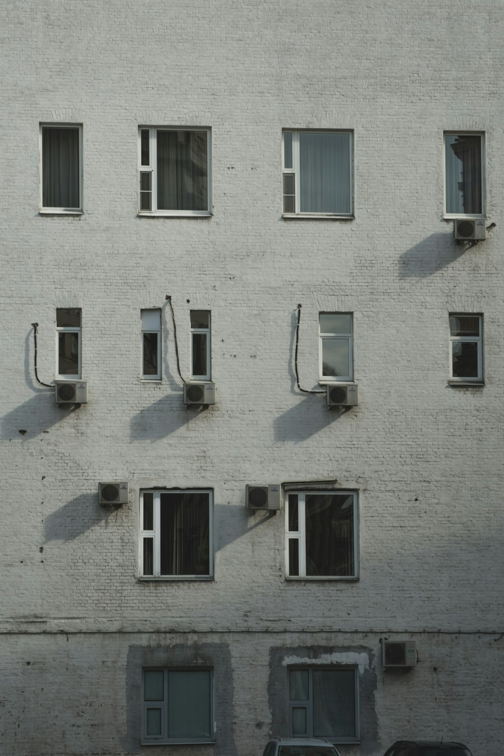 창문이 열린 흰색 콘크리트 건물