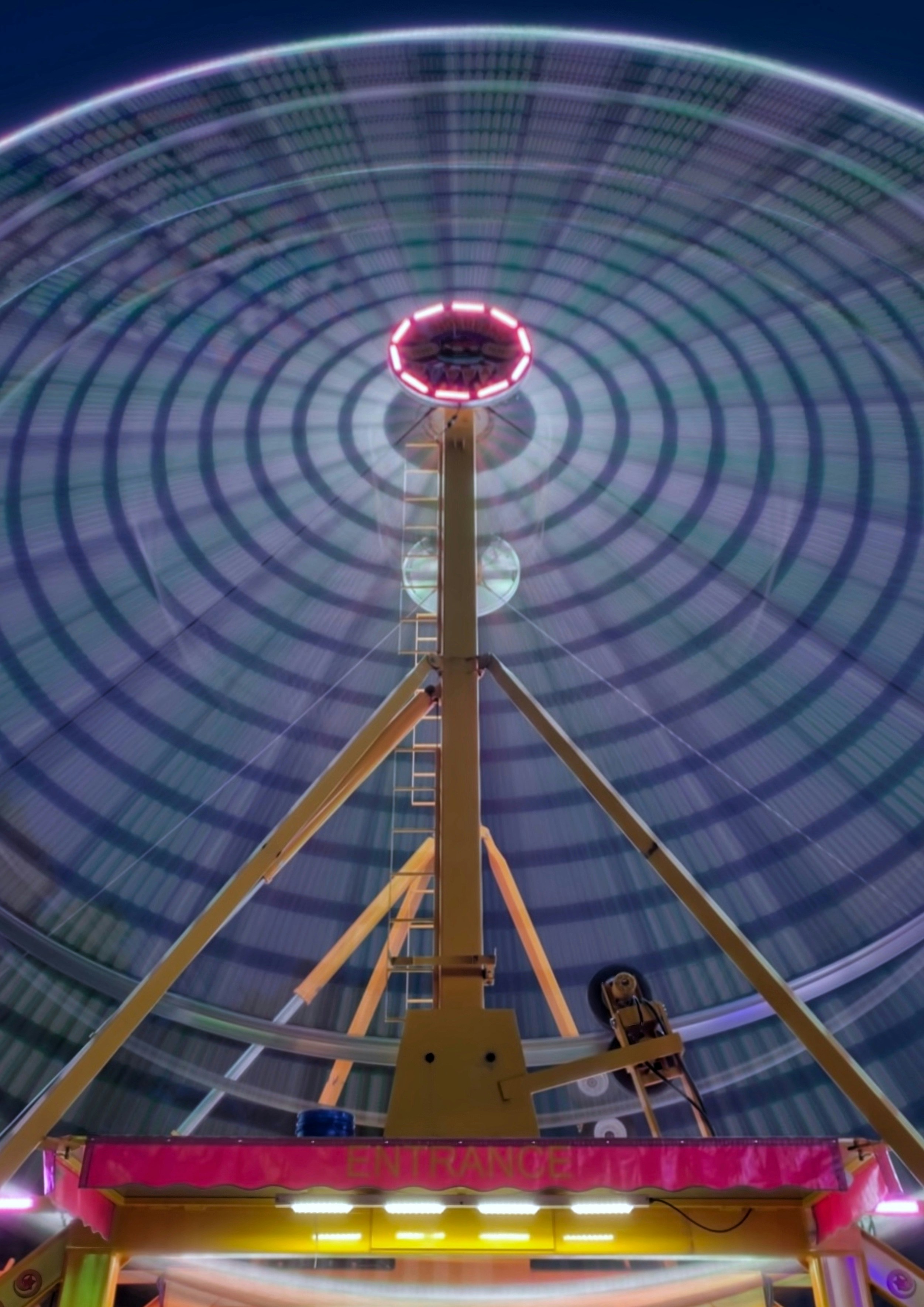 茶色と白のライトアップされたタワー