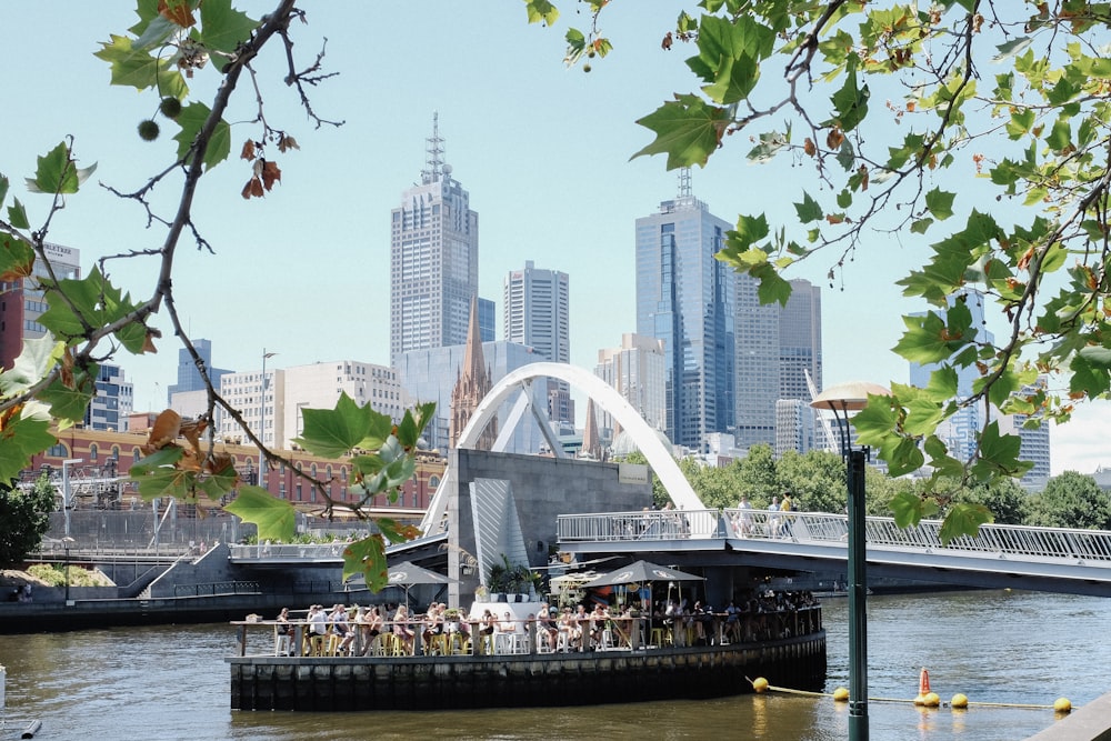 Boot in der Nähe der Brücke